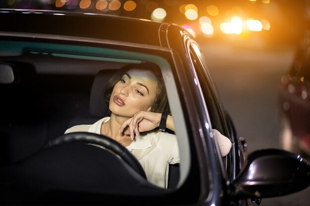 Mujer en un auto