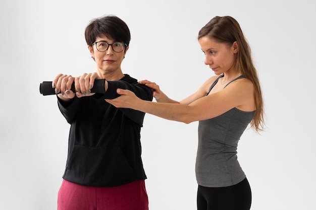 Mujer ayudando a un amigo a entrenar