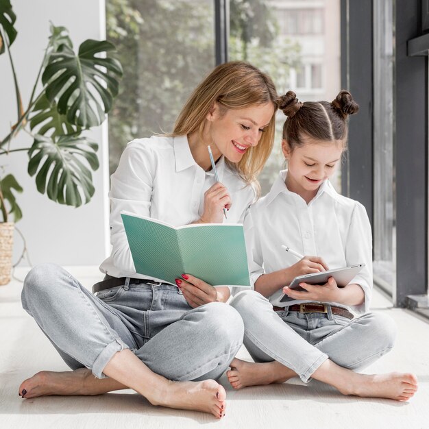 Mujer ayudando a su hija con la tarea