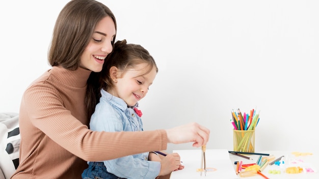 Mujer, ayudar, niña, dibujar