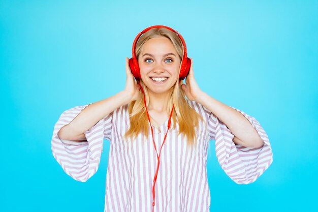 Mujer baila escucha música en auriculares