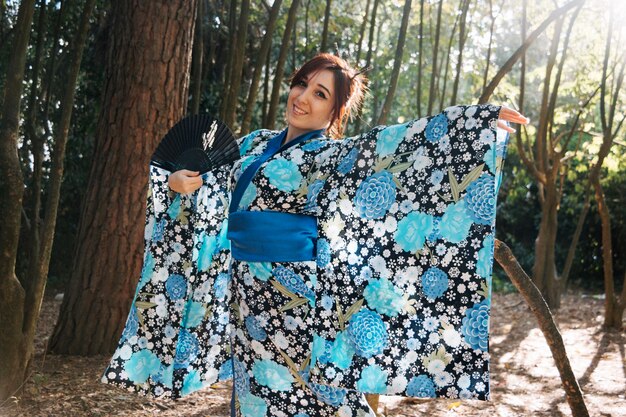 Mujer baila en kimono