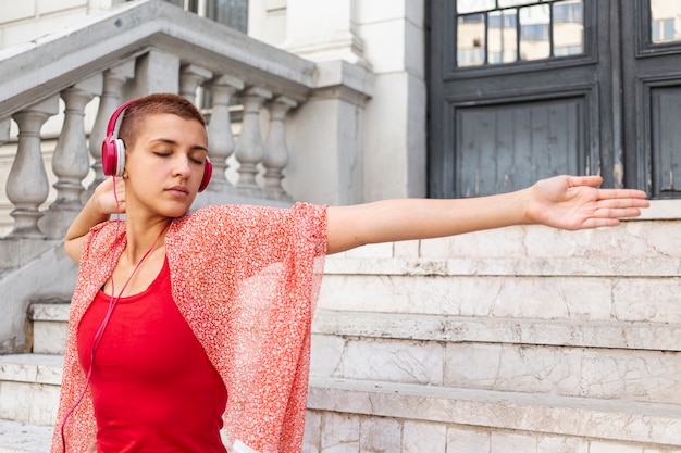 Mujer bailando al aire libre tiro medio