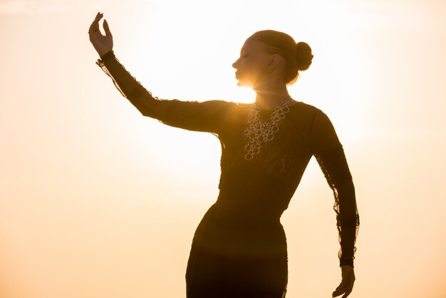 Mujer bailando al amanecer