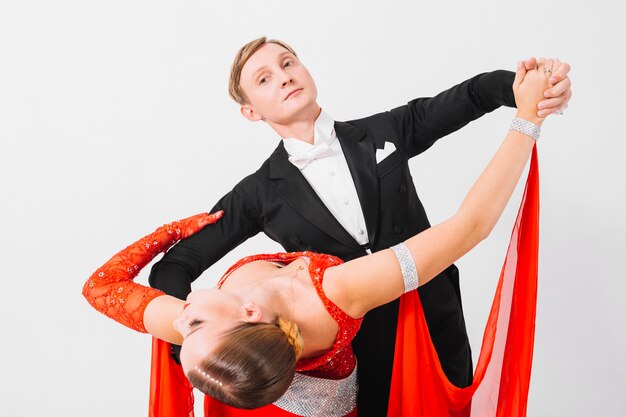 Mujer bailando baile de salón con hombre