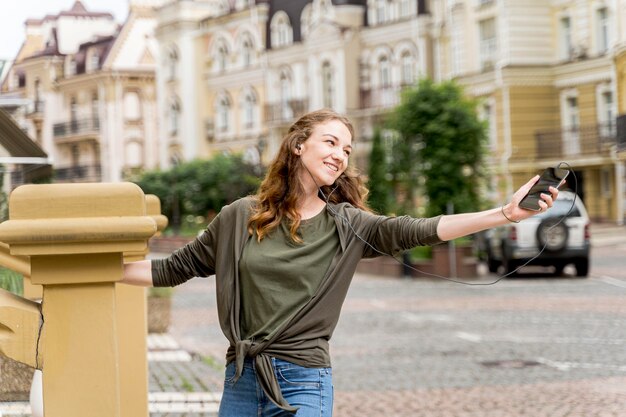 Mujer bailando en las calles