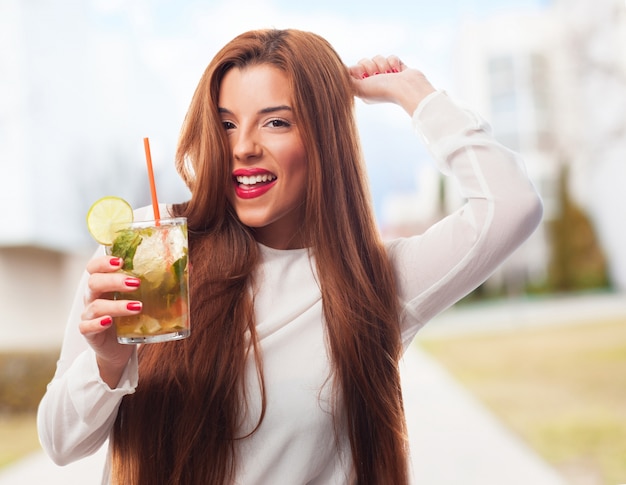 Foto gratuita mujer bailando con una copa en la mano