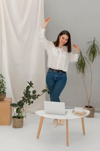 Foto gratuita mujer bailando y escuchando música