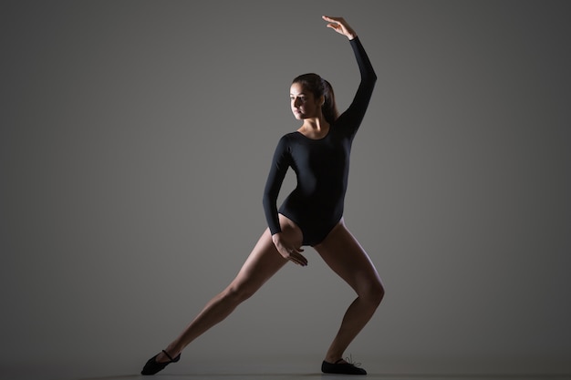 Mujer bailando en estudio