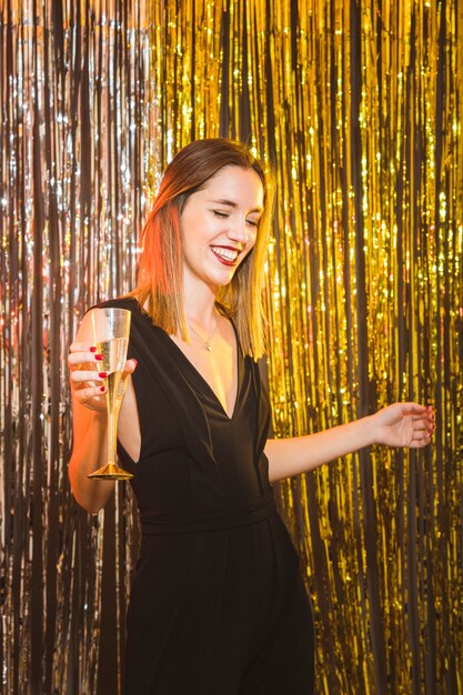 Mujer bailando en fiesta de año nuevo