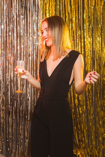 Mujer bailando en fiesta de año nuevo