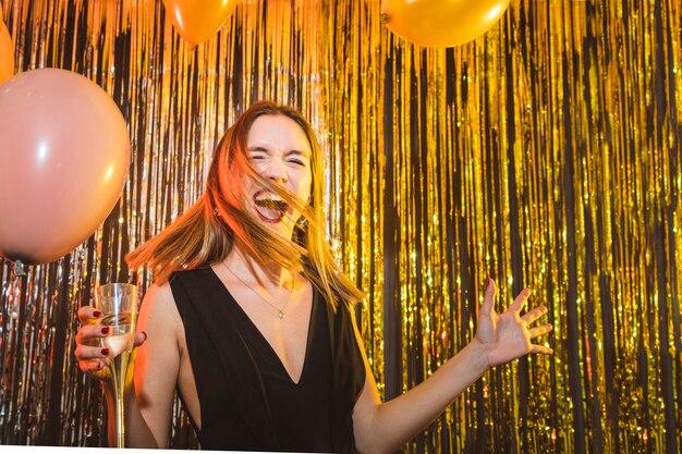 Mujer bailando con globos en celebraciones de año nuevo