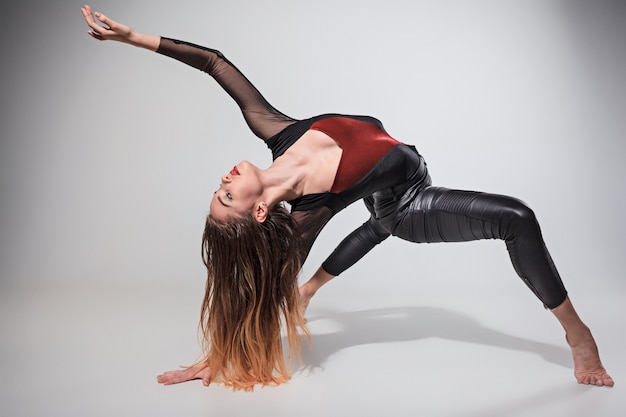 mujer bailando en gris