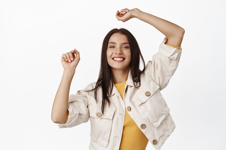 Foto gratuito mujer bailando sin preocupaciones divirtiéndose, riendo y sonriendo dientes blancos, levantando las manos relajándose, disfrutando de la fiesta, divirtiéndose en blanco