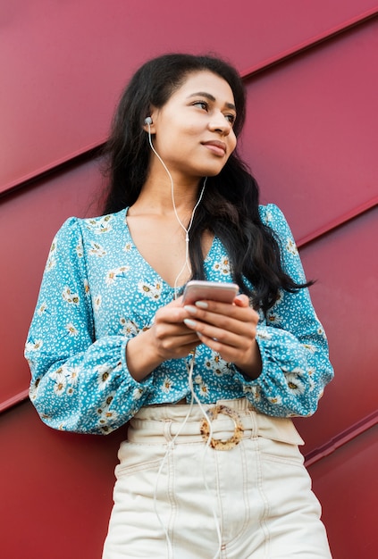 Mujer de baja visión con camisa floral y auriculares