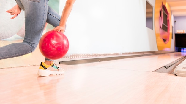 Mujer de baja visión lanzando bola de boliche