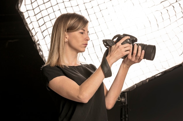 Mujer de baja visión tomando una foto