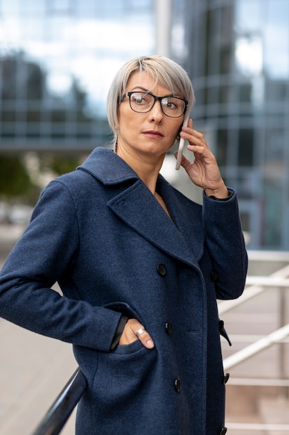 Mujer en el balcón hablando por teléfono