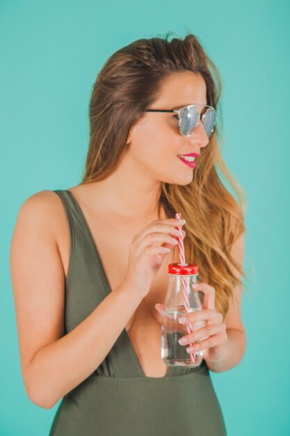 Mujer en bañador con gafas de sol