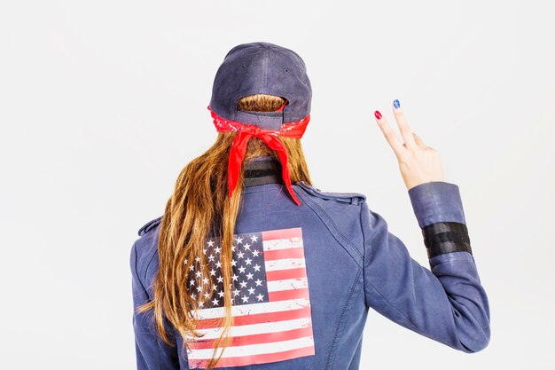 Mujer con bandera americana en chaqueta