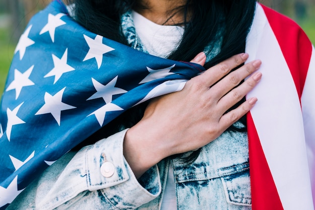 Foto gratuita mujer con bandera americana en los hombros.