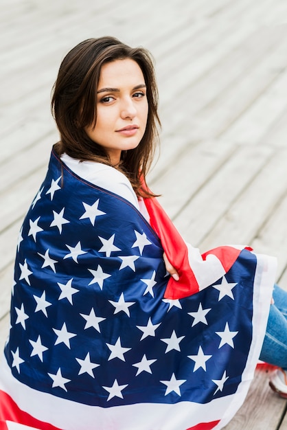 Foto gratuita mujer con bandera americana