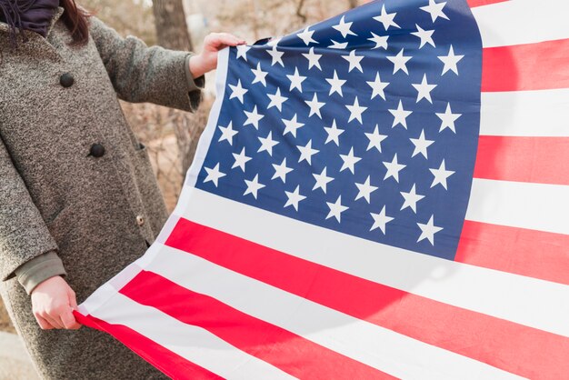 Mujer con bandera de estados unidos