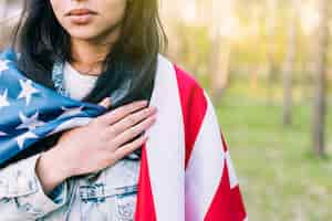 Foto gratuita mujer con bandera usa en hombros