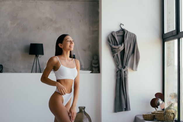 Mujer en el baño. Hermosa chica en bañera en ropa interior. Modelo de retrato de moda en el baño.