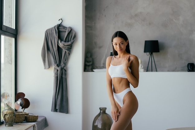 Mujer en el baño. Modelo de retrato de moda en el baño.