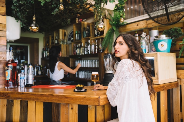 Mujer en barra