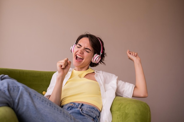 Foto gratuita mujer bastante caucásica cantando similar en casa