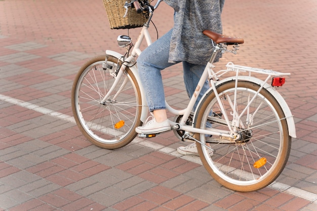 Mujer bastante joven en bicicleta