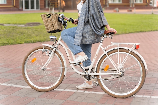 Mujer bastante joven en bicicleta