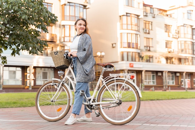 Mujer bastante joven en bicicleta