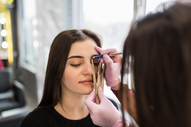 Mujer bastante joven que tiene sus cejas teñidas