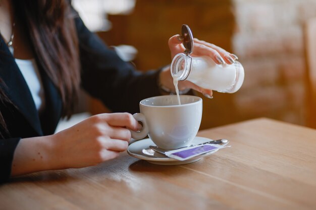 Mujer beber un cafe