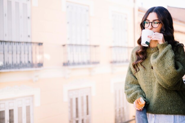 Mujer con bebida de croissant