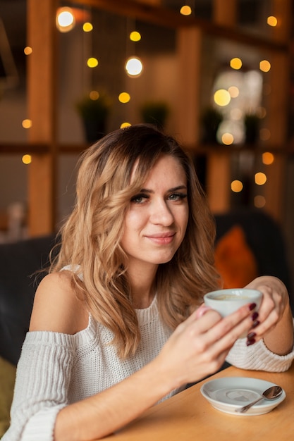 Foto gratuita mujer, bebida, taza de café