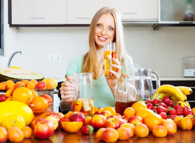 Mujer con bebidas de frutas frescas