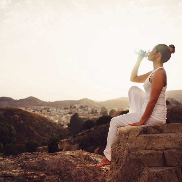 Mujer bebiendo agua tras el yoga