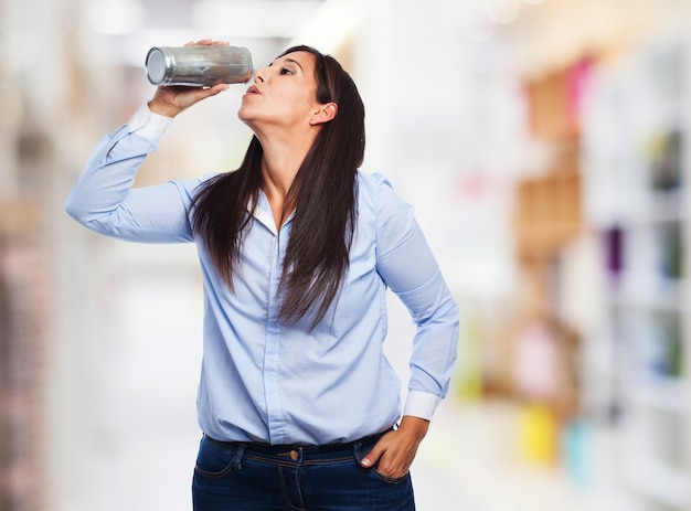 Mujer bebiendo de una botella de agua