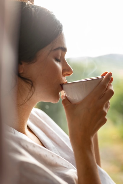 Mujer bebiendo café de cerca