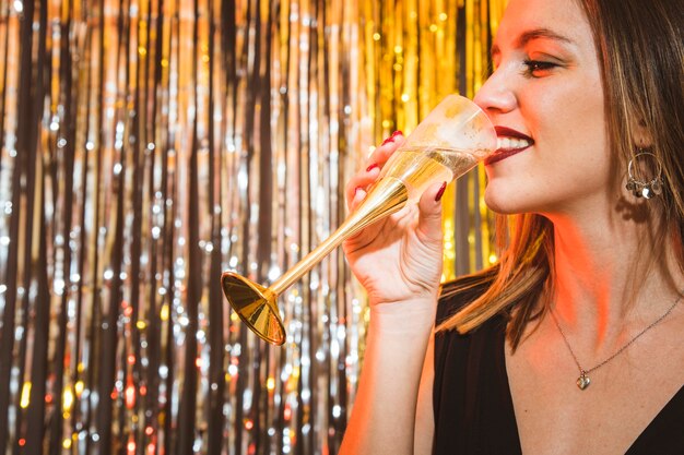 Mujer bebiendo en celebraciones de año nuevo