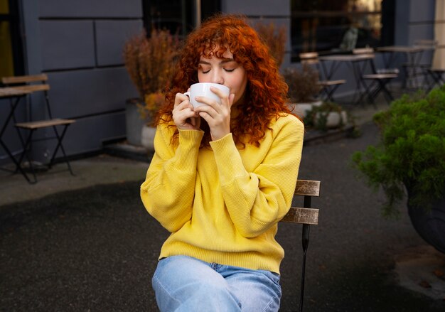 Mujer bebiendo chocolate caliente en el cafe