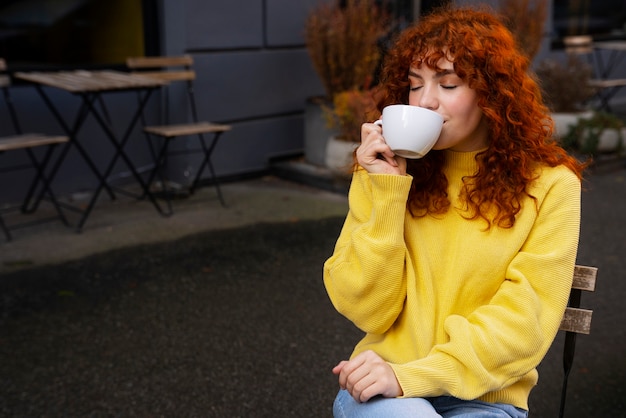 Mujer bebiendo chocolate caliente en el cafe