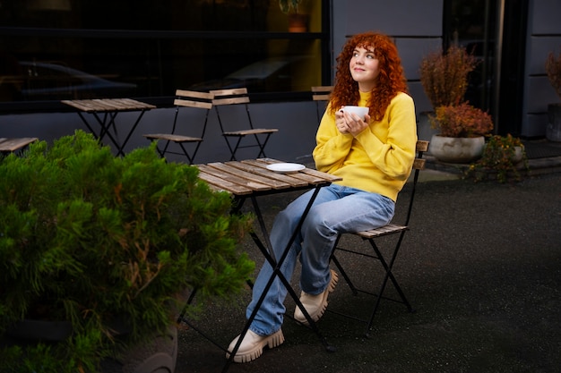 Mujer bebiendo chocolate caliente en el cafe