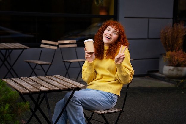 Foto gratuita mujer bebiendo chocolate caliente en el cafe