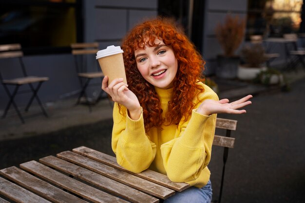 Mujer bebiendo chocolate caliente en el cafe