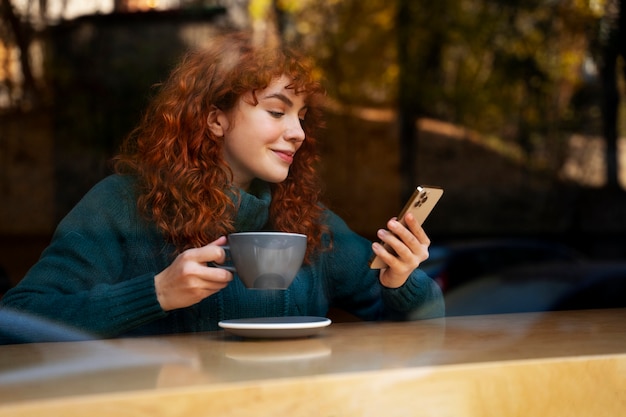 Mujer bebiendo chocolate caliente en el cafe